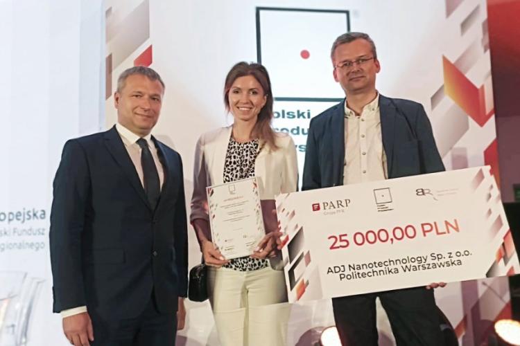 Prof. Agnieszka Jastrzębska i Dominik Jastrzębski z zarządu spółki wraz z prof. Adamem Woźniakiem, Prorektorem PW ds. Rozwoju