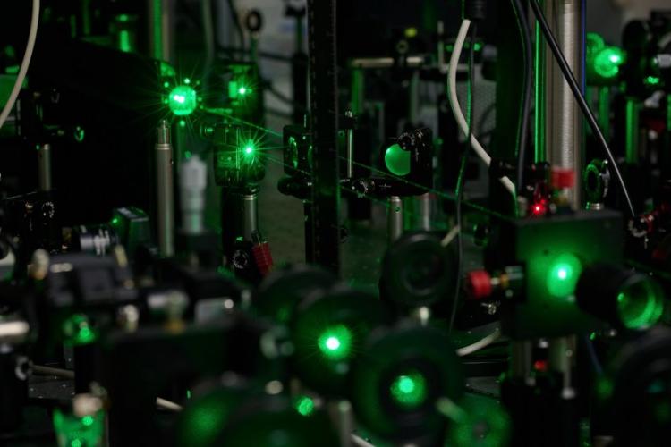 Zdjęcie przedstawiające eksperyment świetlny w laboratorium fizyki