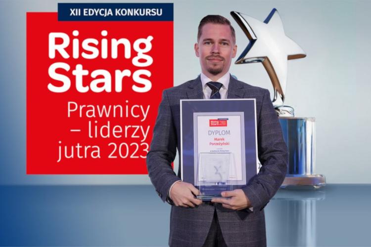 Na zdjęciu laureat z PW z dyplomem i statuetką