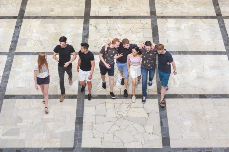 Na zdjęciu grupa studentów w Gmachu Głównym PW