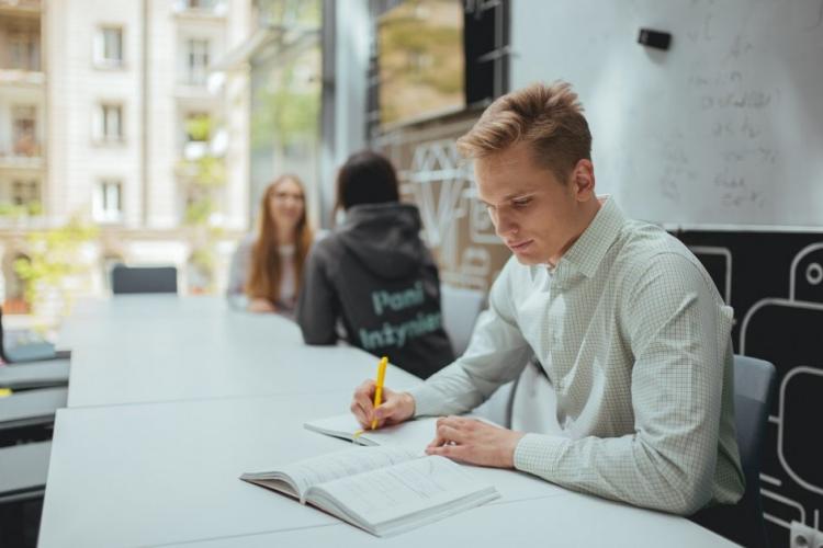 Zdjęcie uczących się studentów