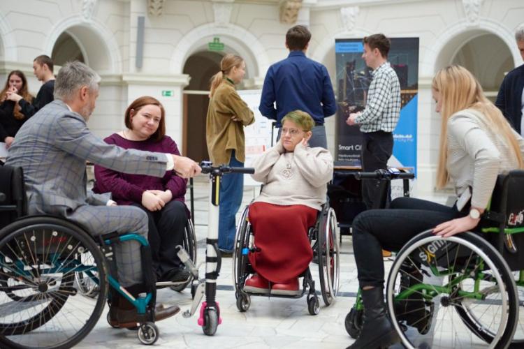 Zdjęcie ludzi na wózkach inwalidzkich w Dużej Auli w Gmachu Głównym Politechniki Warszawskiej