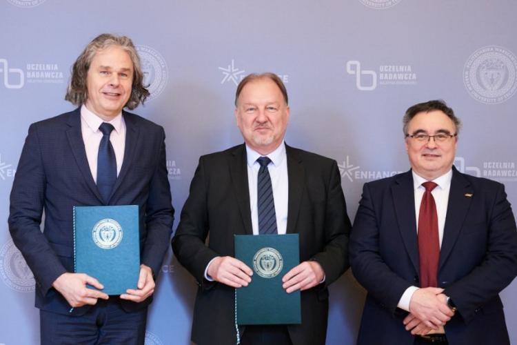 Artur Resmer z Zarządu PKP Intercity, Rektor PW prof. Krzysztof Zaremba oraz Jarosław Oniszczuk z Zarządu PKP Intercity