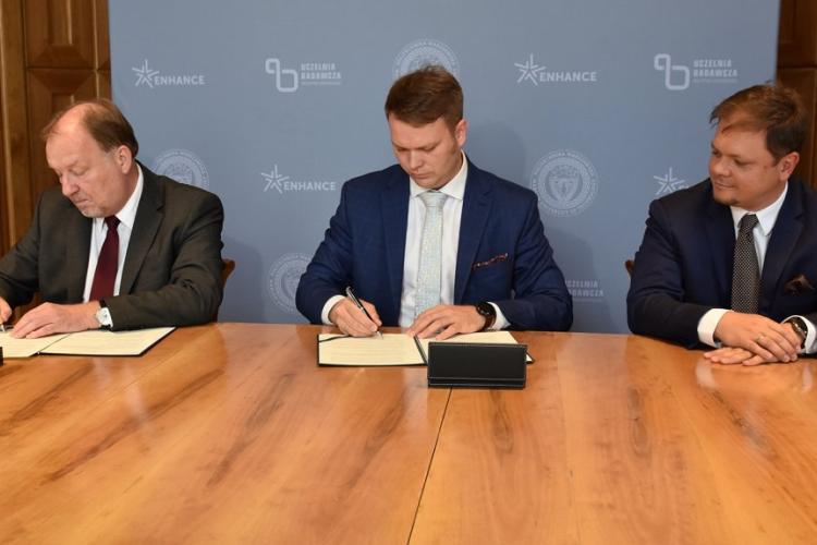Zdjęcie Rektora PW prof. Krzysztofa Zaremby oraz Jana Edmunda Kowalskiego i Roberta Cicirko podczas podpisywania listu intencyjnego