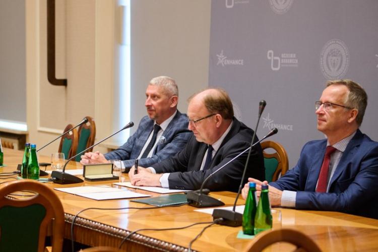 Prorektor ds. Nauki prof. Mariusz Malinowski, Rektor prof. Krzysztof Zaremba oraz Dyrektor Centrum Współpracy Międzynarodowej Grzegorz Robak