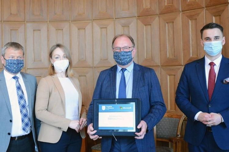 Prof. Krzysztof Zaremba, Rektor PW oraz prof. Adam Woźniak, Prorektor PW ds. Rozwoju odbierają wyróżnienie od przedstawicieli firmy Microsoft