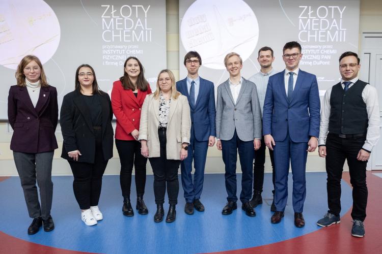 Na zdjęciu osoby nagrodzone w konkursie Złoty Medal Chemii 2023