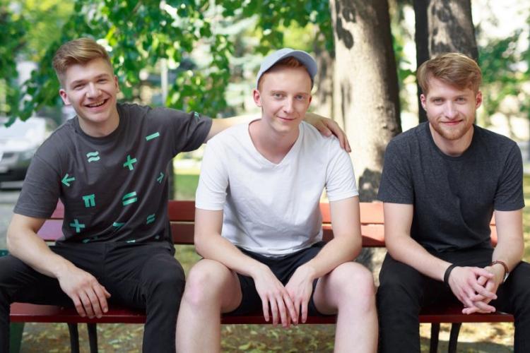 Zdjęcie studentów siedzących na ławce