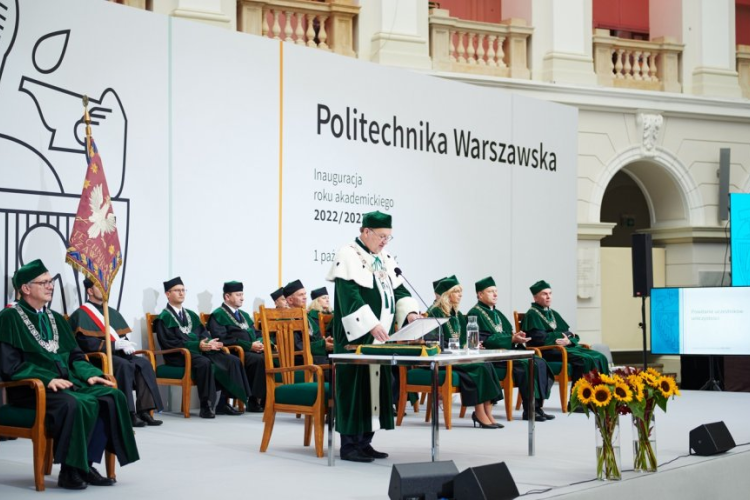 Zdjęcie Rektora, Prorektorów i Dziekanów na scenie poczas inauguracji roku akademickiego 2022/2023