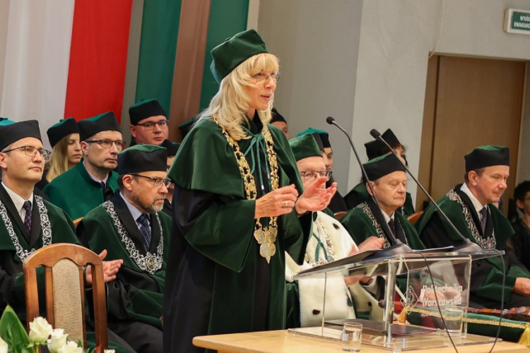 Zdjęcie prof. Renaty Walczak, Prorektor ds. Filii w Płocku i gości na scenie podczas inauguracji roku akademickiego 2022/2023