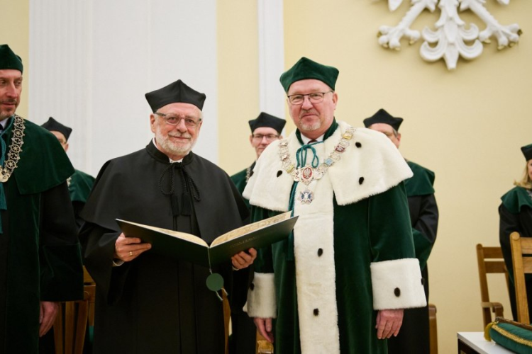 Zdjęcie prof. Andrzeja Strójwąsa i prof. Krzysztofa Zaremby, Rektora PW