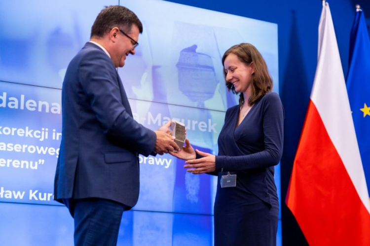 Zdjęcie dr inż. Magdaleny Pilarskiej-Mazurek odbierającej nagrodę z rąk Piotra Uścińskiego, Wiceministra Rozwoju i Technologii