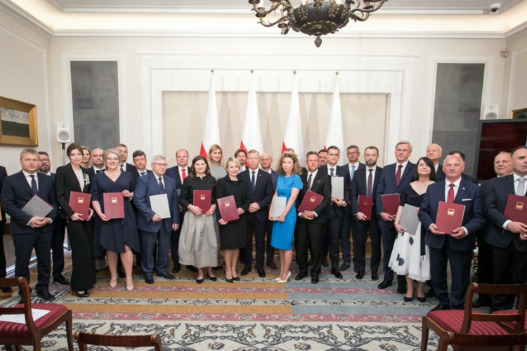 Zdjęcie laureatów konkursu „Teraz Polska” podczas uroczystości w Belwederze