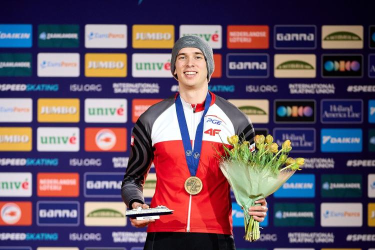 Na zdjęciu Marek Kania na podium mistrzostw Europy