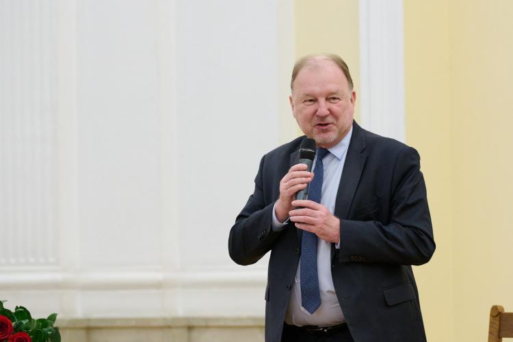 Na zdjęciu prof. Krzysztof Zaremba po ogłoszeniu wyniku wyborów