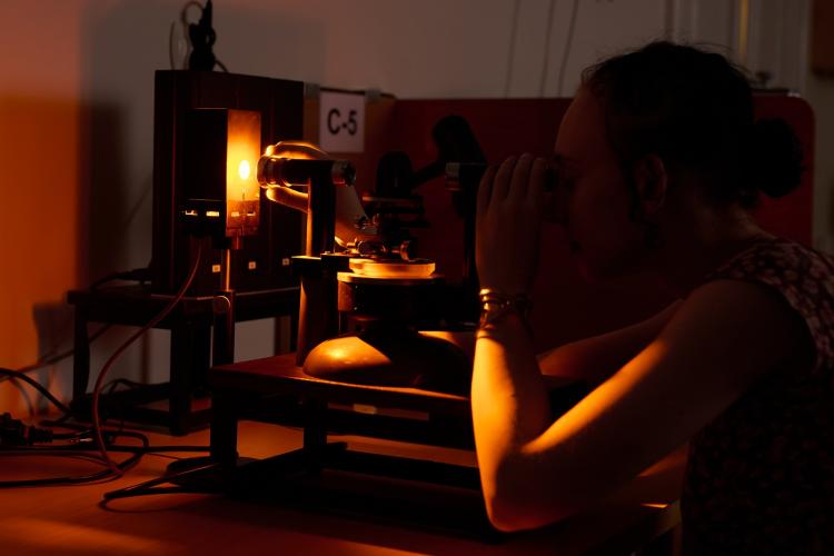 Na zdjęciu osoba przy sprzęcie w laboratorium optycznym 