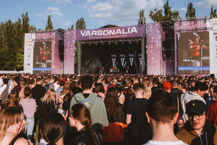 Na zdjęciu koncertowa scena i tłum ludzi podczas Varsonaliów 2023