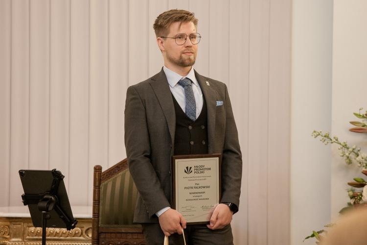 Na zdjęciu Piotr Falkowski z dyplomem nominowanego w konkursie „Młody Promotor Polski”
