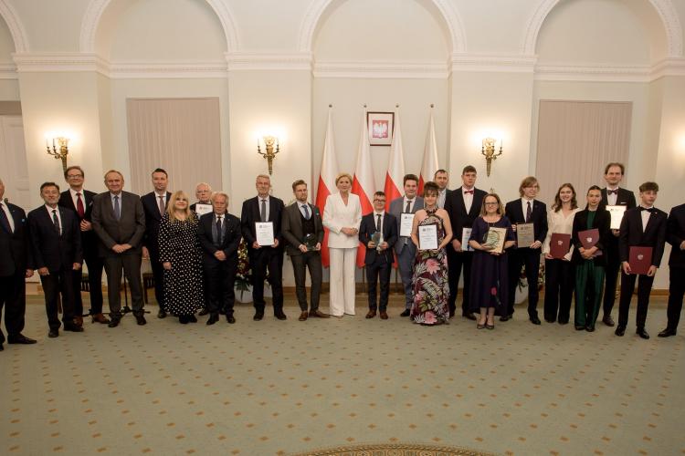 Na zdjęciu laureaci, organizatorzy i patroni konkursu "Młody Promotor Polski"