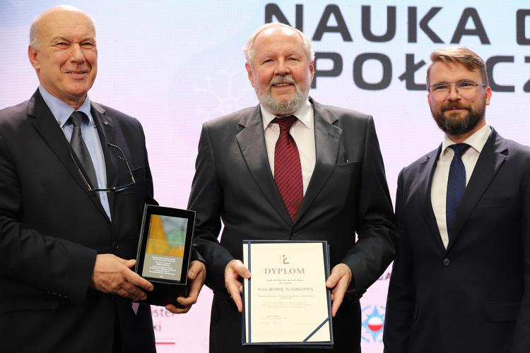 Na zdjęciu prof. Janusz Zawiła-Niedźwiedzki, prof. Józef Lubacz i prof. Paweł Pławiak