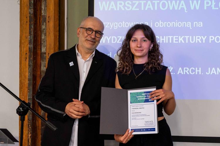 Na zdjęciu laureatka pierwszego miejsca Olga Rowicka (WAPW) z Dziekanem Wydziału Architektury PW