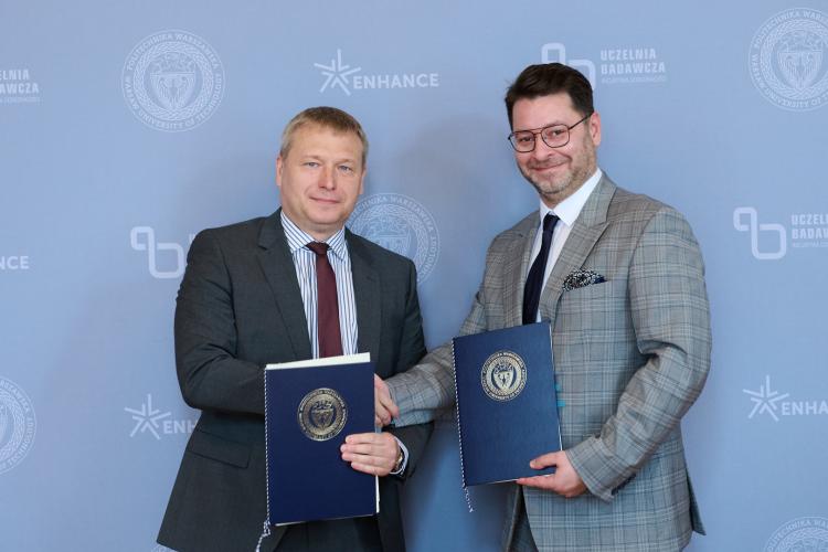 Na zdjęciu Prorektor ds. Rozwoju PW prof. Adam Woźniak oraz przedstawiciel DNV Poland Marek Roszak po podpisaniu umowy