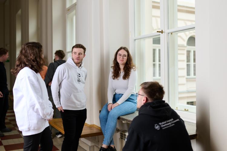 Na zdjęciu grupa studentów na korytarzu w Gmachu Głównym Politechniki Warszawskiej
