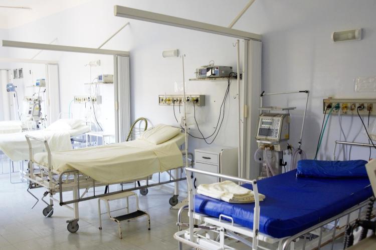 Na zdjęciu sala w szpitalu z trzema łóżkami i specjalistycznymi urządzeniami
