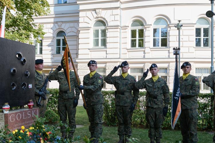 Poczty sztandarowe przy pomniku batalionu "Golski"