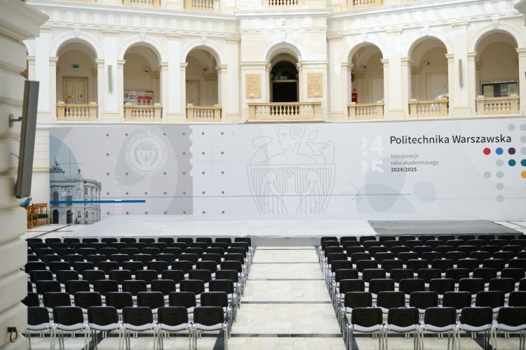 Na zdjęciu Duża Aula z ustawioną ścianą i ustawionymi krzesłami - przygotowana na inaugurację roku akademickiego 2024/2025