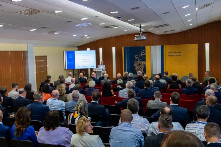 Na zdjęciu sala wypełniona uczestnikami konferencji okierunkach rozwoju polskiego sektora bezpieczeństwa i obronności