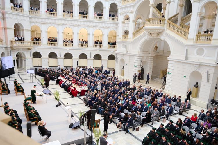 Na zdjęciu goście siedzący w Dużej Auli Gmachu Głównego podczas inauguracji roku akademickiego 2024/2025