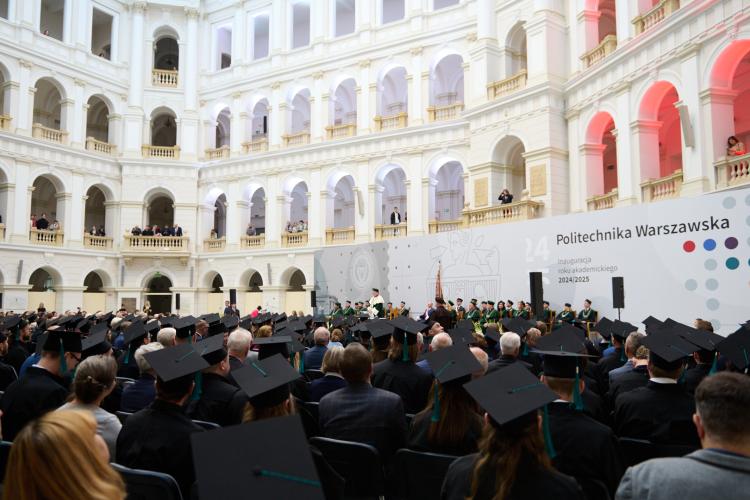 Na zdjęciu Duża Aula wypełniona ludźmi podczas uroczystości wręczania promocji doktorskich i habilitacyjnych oraz odznaczeń państwowych