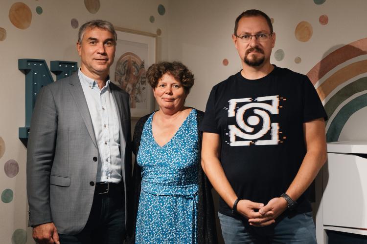 Na zdjęciu trzy osoby: dr inż. Grzegorz Michta, prof. Izabela Szafraniak-Wiza i dr inż. Rafał Wróblewski