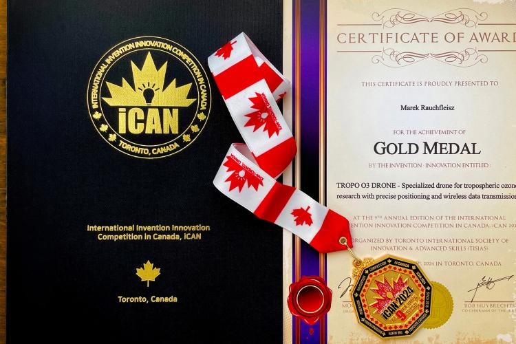 Na zdjęciu medal Canadian Special Award of Excellence