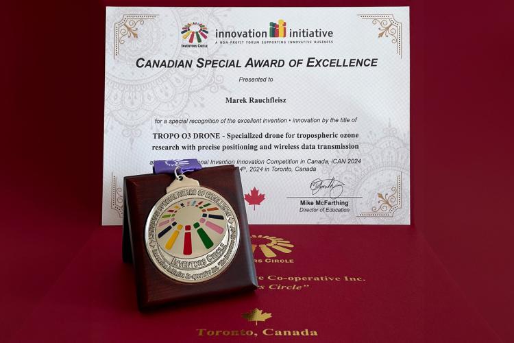 Na zdjęciu dyplom Canadian Special Award of Excellence