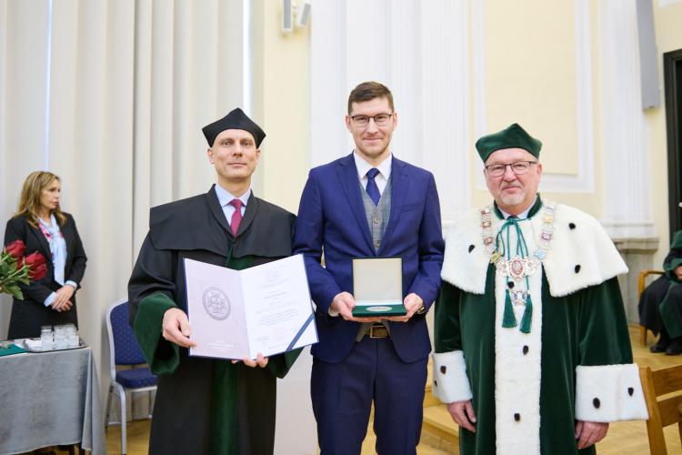 Na zdjęciu prof. Wojciech Wróblewski, dr hab. inż. Artur Kasprzak z medalem oraz Rektor PW prof. Krzysztof Zaremba