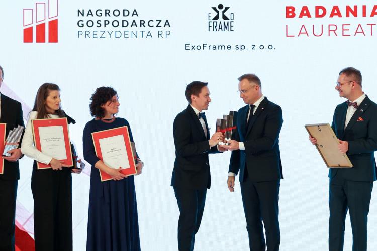 Na zdjęciu prezes ExoFrame odbiera Nagrodę Gospodarczą Prezydenta RP