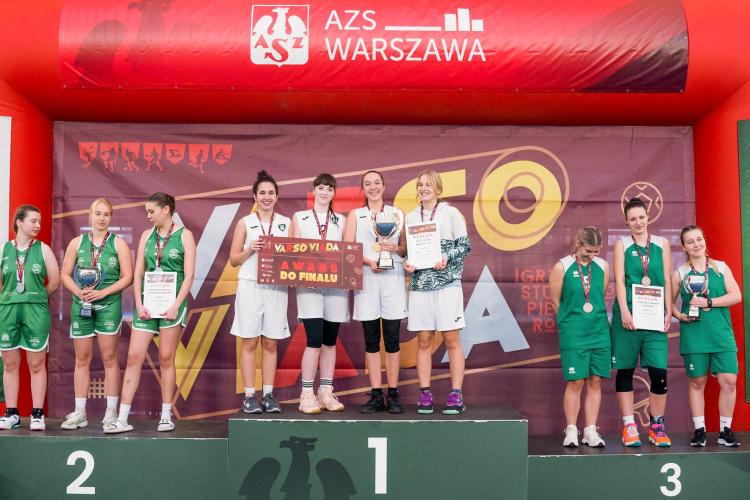 Na zdjęciu najlepsze zespoły koszykówki 3x3 na podium Varsoviady 2024