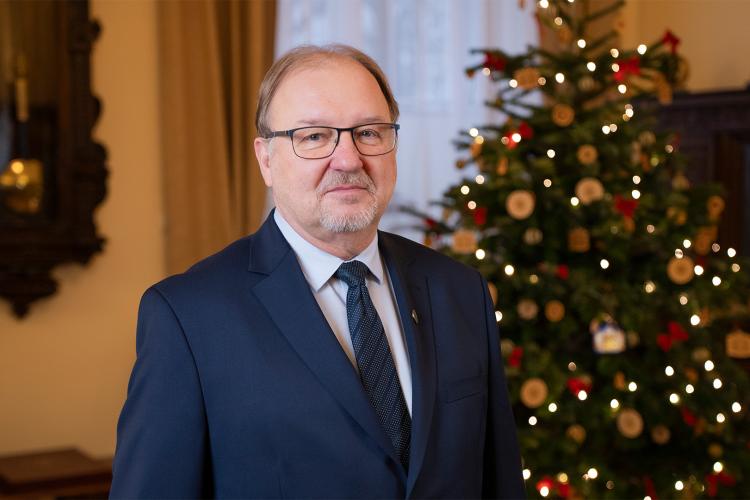 Na zdjęciu Rektor PW prof. Krzysztof Zaremba. W tle zegar i choinka