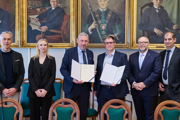 Na zdjęciu sześć osób stojących w Sali Senatu PW - przedstawiciele Politechniki Warszawskiej i firmy Amentum