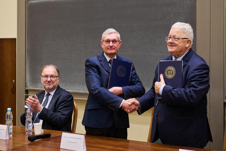 Na zdjęciu Rektor PW prof. Krzysztof Zaremba, Dziekan Wydziału SiMR prof. Piotr Przybyłowicz oraz Minister Rolnictwa i Rozwoju Wsi dr Czesław Siekierski