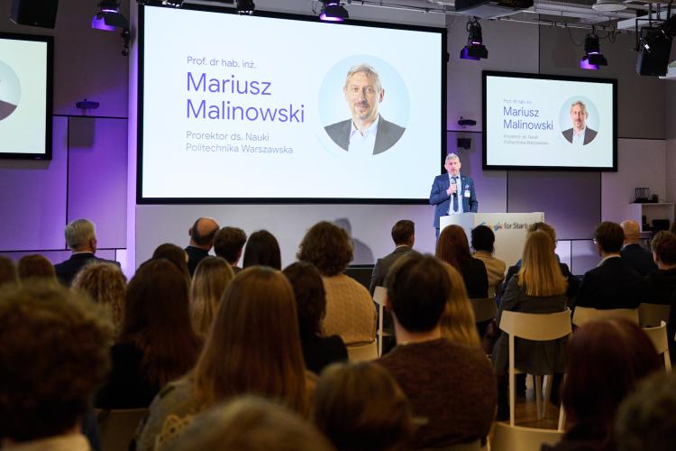Na zdjęciu Prorektor ds. Nauki prof. Mariusz Malinowski podczas wystąpienia na inauguracji programu Google.org Cybersecurity Seminar