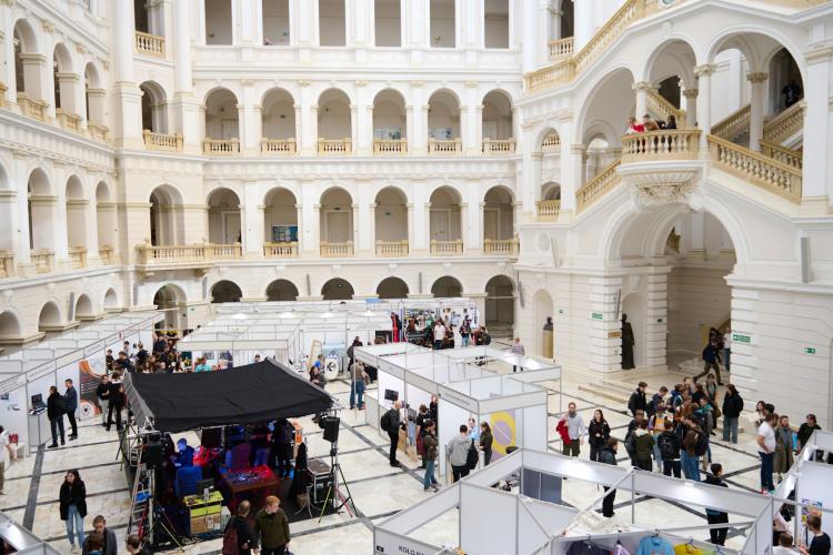 Na zdjęciu Duża Aula PW ze stoiskami podczas Targów Kół Naukowych i Organizacji Studenckich KONIK 2024