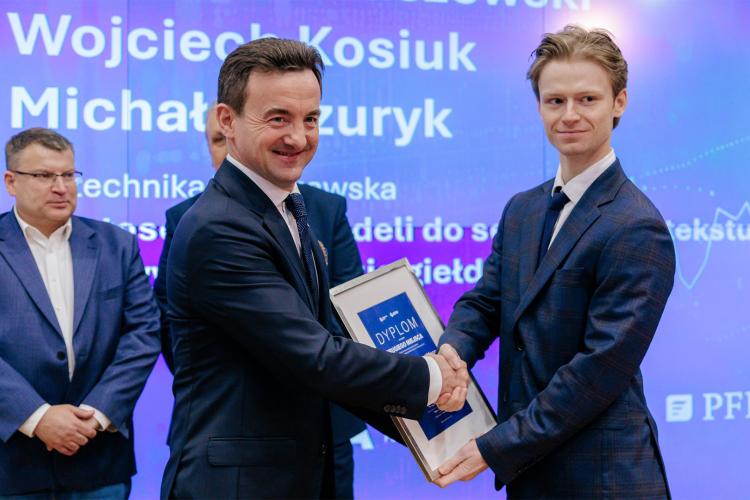 Na zdjęciu: student Szymon Matuszewski odbiera nagrodę Prezesa GPW