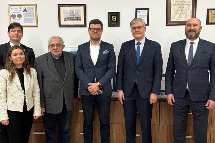 Na zdjęciu: Dziekan Wydziału Elektrycznego PW – prof. dr hab. inż. Andrzej Dzieliński, dr inż. Karol Pawlak, dr hab. inż. Mirosław Lewandowski, prof. uczelni oraz przedstawiciele firmy ENGIE Zielona Energia