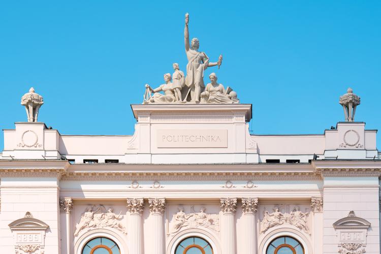 Zdjęcie rzeźby na Gmachu Głównym PW