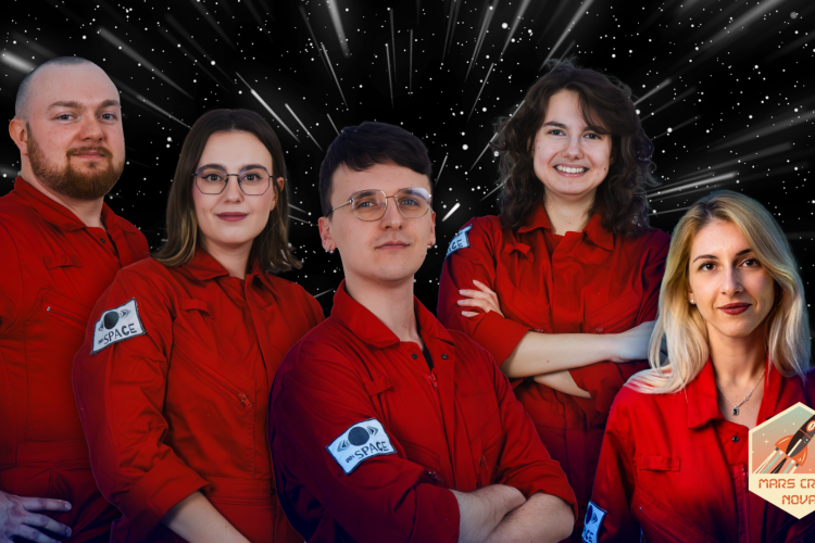 Na zdjęciu pięć osób tworzących zwycięski zespół w konkursie Mars Base Challenge