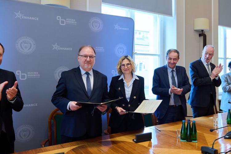 Na zdjęciu uczestnicy spotkania Politechniki Warszawskiej i Arabelle Solutions 