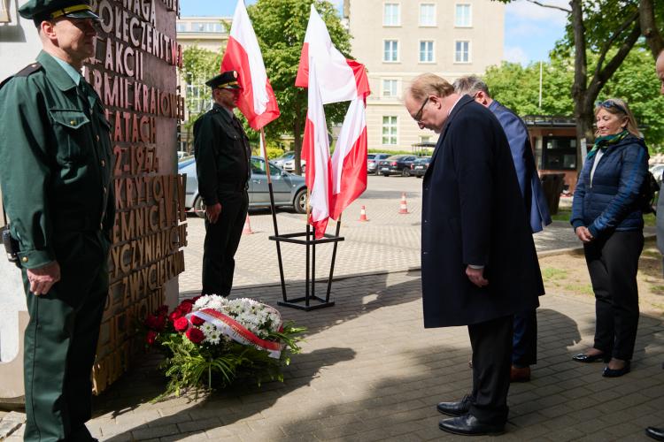 Na zdjęciu prof. Krzysztof Zaremba, Rektor Politechniki Warszawskiej składa kwiaty pod pomnikiem upamiętniającym udział naszych naukowców w akcji V1, V2